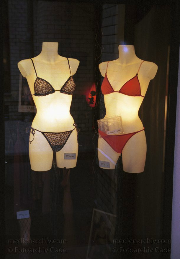 Berlin. Nähe Hackesche Höfe. Schaufenster einer Boutique. Unterwäsche für Frauen
1. Juli 2001. Berlin. Mitte. Nähe Hackesche Höfe. Schaufenster einer Boutique. Unterwäsche für Frauen. Dessous. Leuchtende Schaufensterpuppen
Schlüsselwörter: Berlin;Boutique;Dessous;Deutschland;Germany;Hackesche Höfe;Mitte;Schaufenster;2001;Schaufensterpuppen