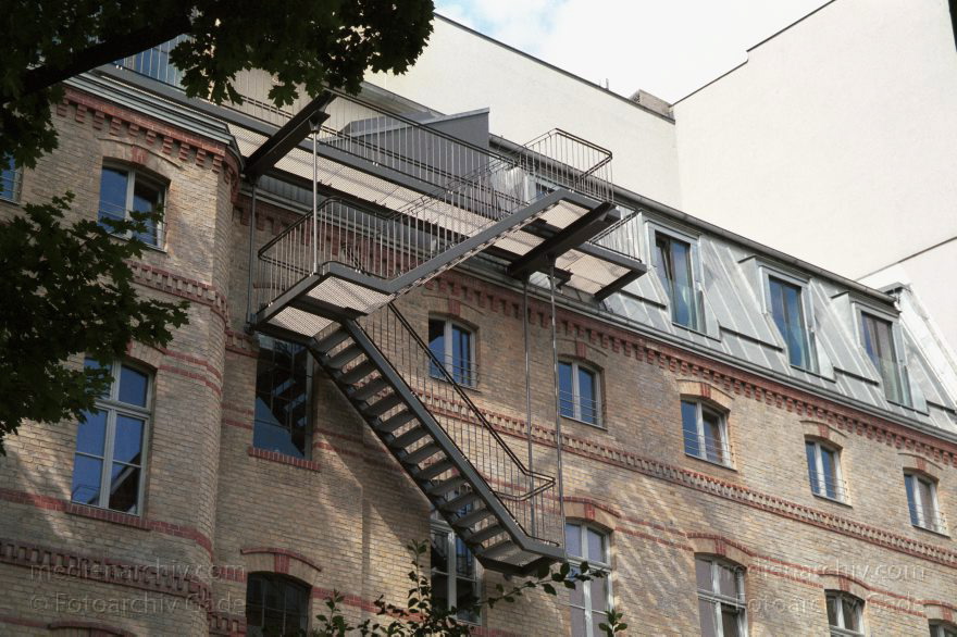 Berlin. Feuertreppe an einem Haus.
Juli 2001. Berlin. Mitte. Feuertreppe an einem Haus.
Schlüsselwörter: Berlin;Deutschland;Feuertreppe;Germany;2001;Mitte