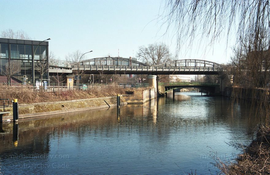 Berlin. links: Tiergarten Mitte. rechts: Schöneberg. Landwehrkanal
15. 3. 2003. Berlin. links: Tiergarten. Mitte. rechts: Schöneberg. Landwehrkanal
Schlüsselwörter: Berlin;Deutschland;Germany;Landwehrkanal;Mitte;Schöneberg;2003;Tiergarten