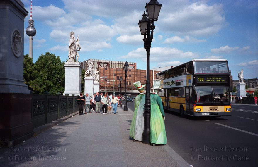 Berlin. Schloßbrücke
15. Juni 2003. Berlin. Mitte. Schloßbrücke
Schlüsselwörter: Berlin;Deutschland;Germany;Mitte;Schloßbrücke;2003;Straße unter den Linden