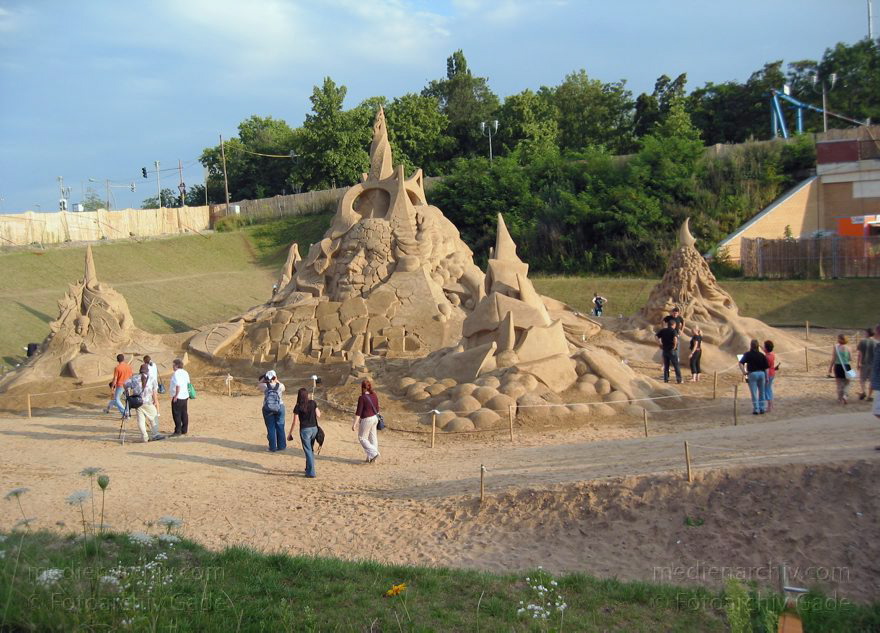 Berlin. Tiergarten. Moabit. Sandskulpturen im Zitty-Park.
1. 8. 2004. Berlin. Mitte. Tiergarten. Moabit. Sandskulpturen im Zitty-Park.
Schlüsselwörter: Berlin;Deutschland;Germany;Mitte;Moabit;Sandburg;Sandskulpturen;Skulptur;2004;Tiergarten