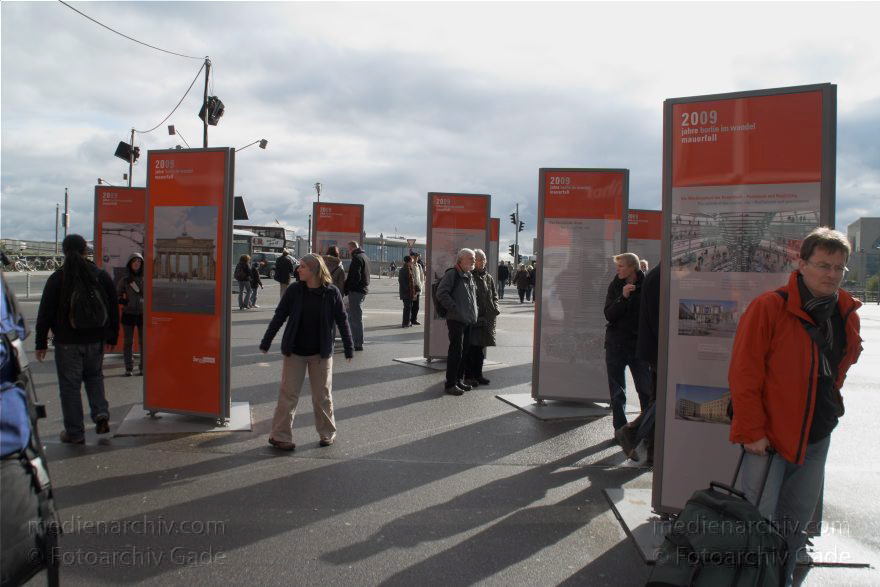 Berlin. Ausstellung vor dem Hauptbahnhof.
18. 10. 2009. Berlin. Mitte. Ausstellung vor dem Hauptbahnhof.
Schlüsselwörter: Berlin;Deutschland;Germany;2009;Mitte