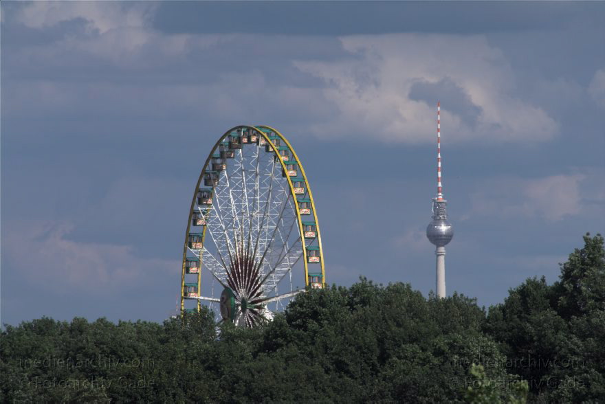 Berlin. Fernsehturm. Riesenrad auf dem Festgelände im Wedding
20. 6. 2010. Berlin. Mitte. Fernsehturm am Alexanderplatz. Riesenrad auf dem Festgelände im Wedding,
Schlüsselwörter: Alexanderplatz;Berlin;Deutschland;Fernsehturm;Germany;Mitte;Riesenrad;2010;Wedding
