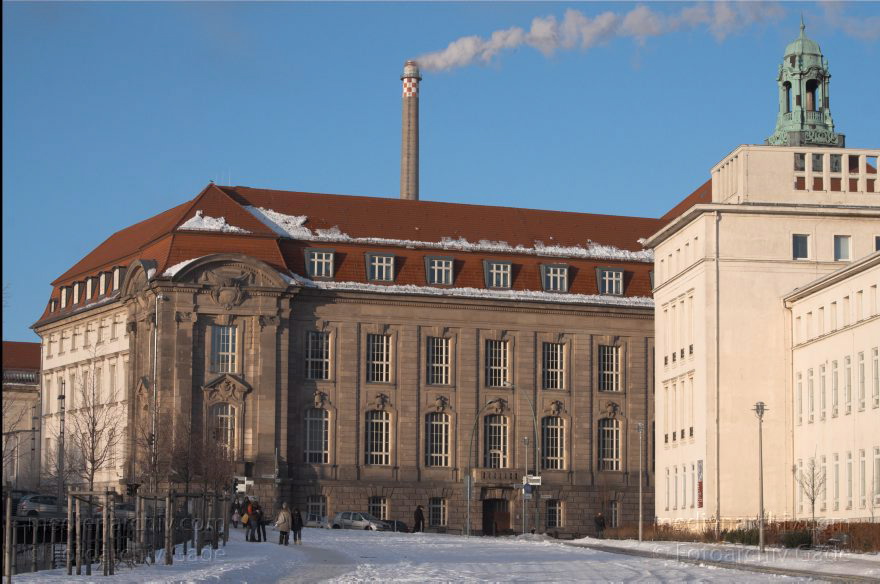 Berlin. Alexanderufer. Charité. Bundesministeriums für Wirtschaft und Technologie. Invalidenstraße
1. 1. 2011. Berlin. Mitte. Alexanderufer. Blick zu einem Gebäude der Charité und des Bundesministeriums für Wirtschaft und Technologie an der Invalidenstraße. Winter. Schnee
Schlüsselwörter: Berlin;Charité;Deutschland;Germany;Invalidenstraße;Krankenhaus;Mitte;Schnee;2011;Winter