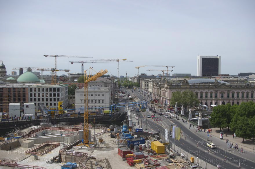 Berlin. Unter den Linden
2015. Berlin. Mitte. Blick von der Humboldt-Box. Unter den Linden
Schlüsselwörter: 2015;Baustelle;Berlin;Kran;Kupfergraben;Mitte;Museumsinsel;Unter den Linden