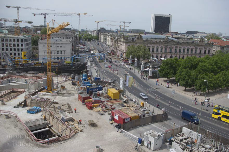 Berlin. Unter den Linden
2015. Berlin. Mitte. Blick von der Humboldt-Box. Unter den Linden
Schlüsselwörter: 2015;Baustelle;Berlin;Kran;Kupfergraben;Mitte;Museumsinsel;Unter den Linden