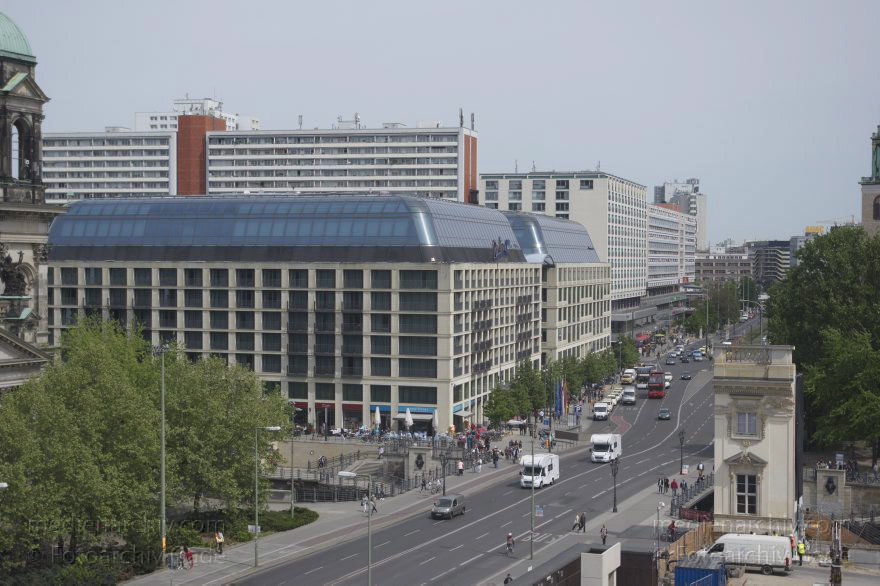Berlin. Karl-Liebknecht-Straße
2015. Berlin. Mitte. Blick von der Humboldt-Box. Radisson Hotel. Karl-Liebknecht-Straße
Schlüsselwörter: 2015;Berlin;Karl-Liebknecht-Straße;Mitte