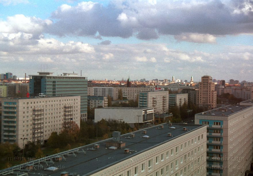 Berlin. Karl-Marx-Allee
November 2000. Berlin. Mitte. Blick vom Haus des Lehrers in Richtung Nordost in die Karl-Marx-Allee
Schlüsselwörter: Berlin;Deutschland;Germany;Karl-Marx-Allee;2000;Mitte