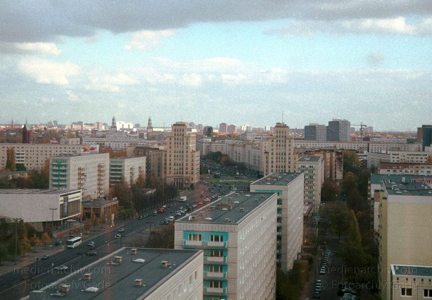 Berlin. Blick vom Haus des Lehrers in Richtung Nordost. Karl-Marx-Allee
November 2000. Berlin. Mitte. Blick vom Haus des Lehrers in Richtung Nordost. Karl-Marx-Allee
Schlüsselwörter: Berlin;Deutschland;Germany;Karl-Marx-Allee;2000;Mitte