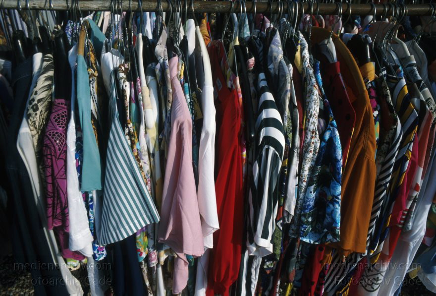 Berlin. Flohmarkt am Nordbahnhof. Blusen und Hemden im Second Hand Verkauf
Juli 1998. Berlin. Mitte. Flohmarkt am Nordbahnhof. Blusen und Hemden im Second Hand Verkauf
Schlüsselwörter: Berlin;Blusen;Deutschland;Flohmarkt;Germany;Hemden;Mitte;1998;Nordbahnhof