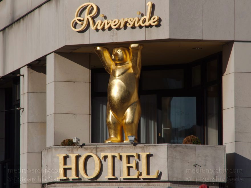 Berlin. Riverside Hotel
20. 3. 2014. Berlin. Mitte. Riverside Hotel. Goldener Berliner Bär
Schlüsselwörter: Berlin;Berliner Bär;Buddy Bear;Buddy Bär;Germany;Mitte;2014;Riverside Hotel
