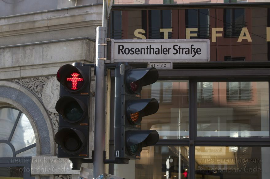 Berlin. Hackesche Höfe. Rosenthalerstraße. Ampel
6. 3. 2012. Berlin. Mitte. Hackesche Höfe. Rosenthaler Straße. Ampel
Schlüsselwörter: Ampel;Berlin;Deutschland;Germany;Hackesche Höfe;Mitte;2012;Rosenthaler Straße