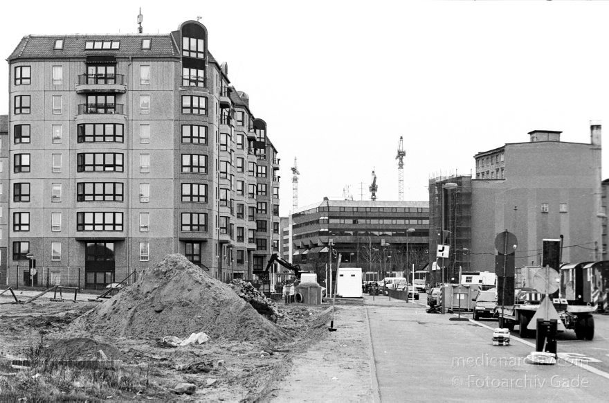 Berlin. Voßstraße
20. 3. 1995. Berlin. Mitte. Potsdamer Platz. Im ehemaligen Grenzgebiet. Voßstraße zur Wilhelmstraße
Schlüsselwörter: Berlin;Deutschland;Germany;Mitte;Potsdamer Platz;1995;Voßstraße