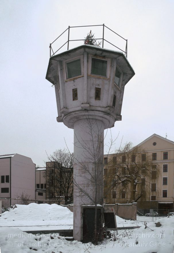 Berlin. Wachturm der ehemaligen DDR Grenze
25. 2. 2001. Berlin. Mitte. Wachturm der ehemaligen DDR Grenze beim Potsdamer Platz
Schlüsselwörter: Berlin;Berliner Mauer;DDR;Deutschland;Germany;Mitte;Potsdamer Platz;2001;Wachturm