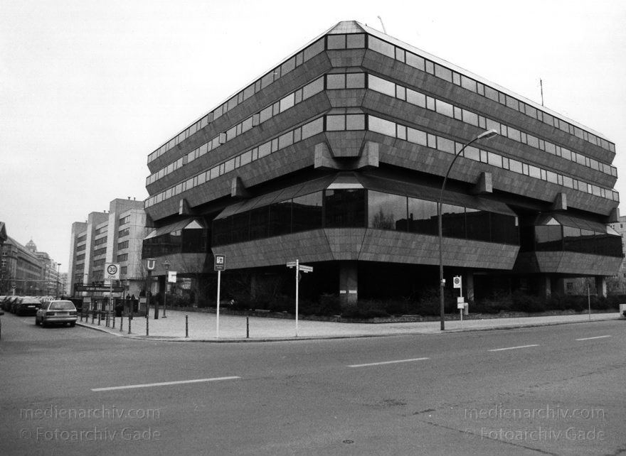 Berlin. Mitte Mitte. Wilhelmstraße Ecke Mohrenstraße
Februar 1997. Berlin. Mitte. Mitte. Wilhelmstraße Ecke Mohrenstraße
Schlüsselwörter: Deutschland;Germany;Mitte;Berlin;Wilhelmstraße