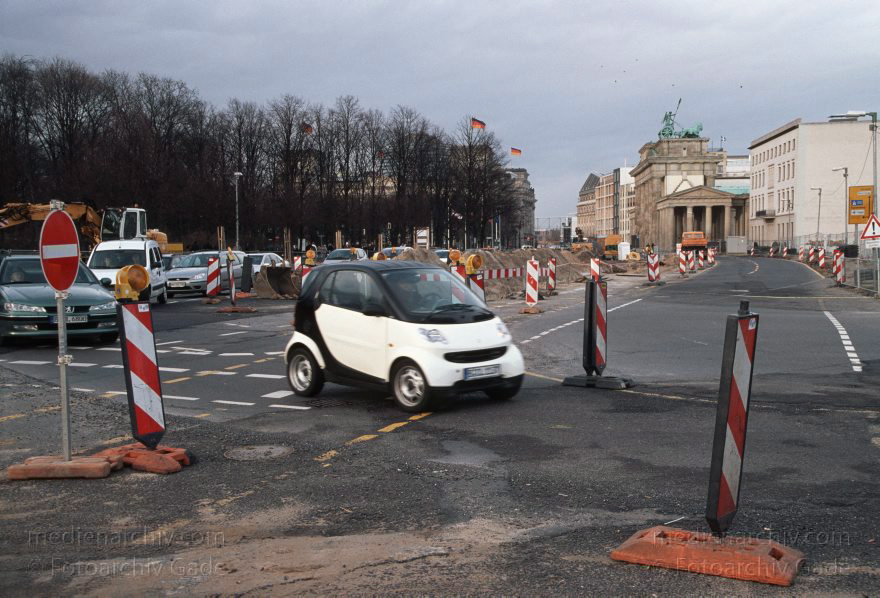 Berlin. Ecke Behrenstraße. Ebertstraße. Blick zum Reichstag und Brandenburger Tor
23. 1. 2005. Mitte. Ecke Behrenstraße. Ebertstraße. Blick Richtung Reichstag und Brandenburger Tor. Smart Auto.
Schlüsselwörter: Behrenstraße;Berlin;Deutschland;Germany;Mitte;Reichstag;2005;Tiergarten