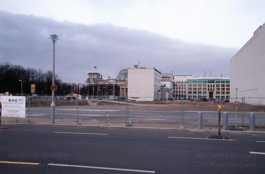 Berlin. Ecke Behrenstraße. Ebertstraße. Blick zum Reichstag und Brandenburger Tor
23. 1. 2005. Mitte. Ecke Behrenstraße. Ebertstraße. Blick Richtung Reichstag und Brandenburger Tor.
Schlüsselwörter: Behrenstraße;Berlin;Deutschland;Germany;Mitte;Reichstag;2005;Tiergarten