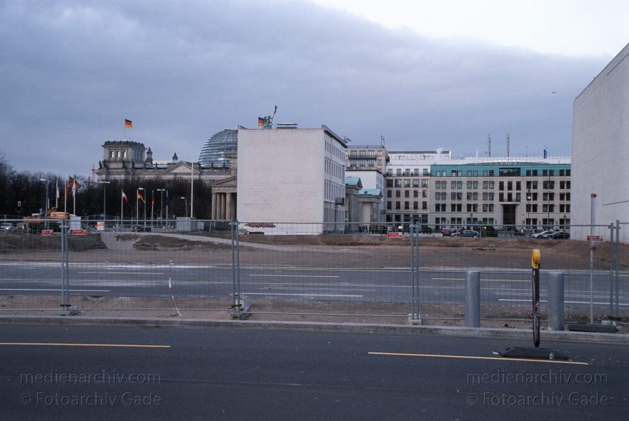 Berlin. Ecke Behrenstraße. Ebertstraße. Blick zum Reichstag und Brandenburger Tor
23. 1. 2005. Mitte. Ecke Behrenstraße. Ebertstraße. Blick Richtung Reichstag und Brandenburger Tor.
Schlüsselwörter: Behrenstraße;Berlin;Deutschland;Germany;Mitte;Reichstag;2005;Tiergarten