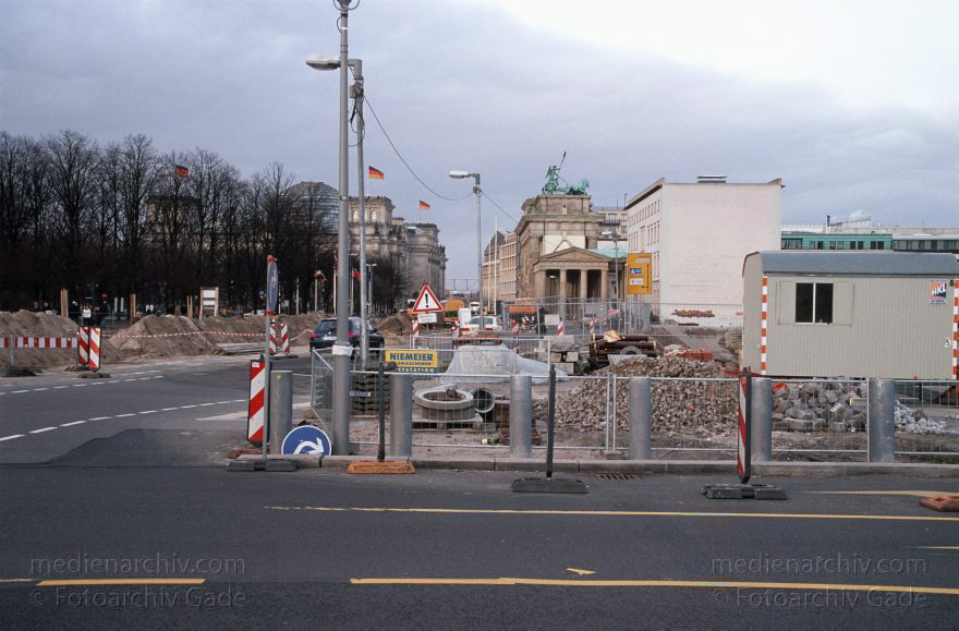 Berlin. Ecke Behrenstraße. Ebertstraße. Blick zum Reichstag und Brandenburger Tor
23. 1. 2005. Mitte. Ecke Behrenstraße. Ebertstraße. Blick Richtung Reichstag und Brandenburger Tor.
Schlüsselwörter: Behrenstraße;Berlin;Deutschland;Germany;Mitte;Reichstag;2005;Tiergarten