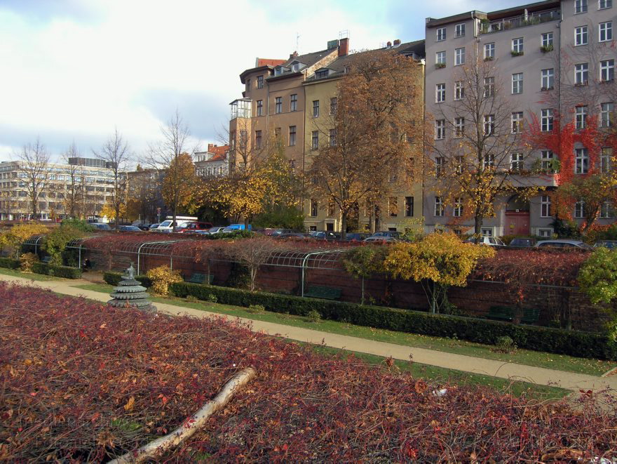 Berlin. Grünanlage. Herbstliches Laub
27. 10. 2004. Berlin. Mitte. Grünanlage. Die Blätter leuchten in Herbstfarben.
Schlüsselwörter: Berlin;Deutschland;Engelbecken;Germany;Herbst;Mitte;2004;Park
