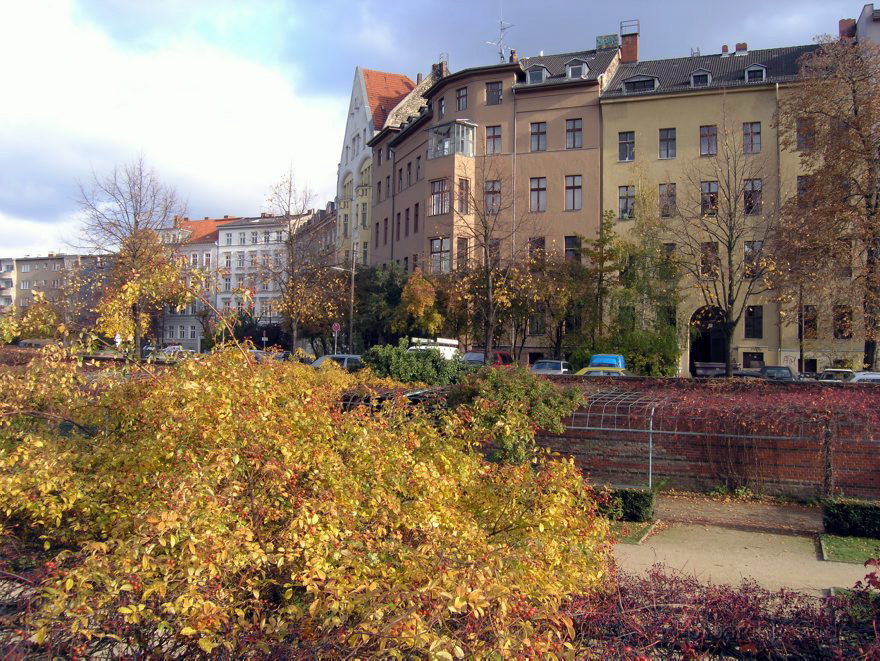 Berlin. Grünanlage. Herbstliches Laub
27. 10. 2004. Berlin. Mitte. Grünanlage. Die Blätter leuchten in Herbstfarben.
Schlüsselwörter: Berlin;Deutschland;Engelbecken;Germany;Herbst;Mitte;2004;Park