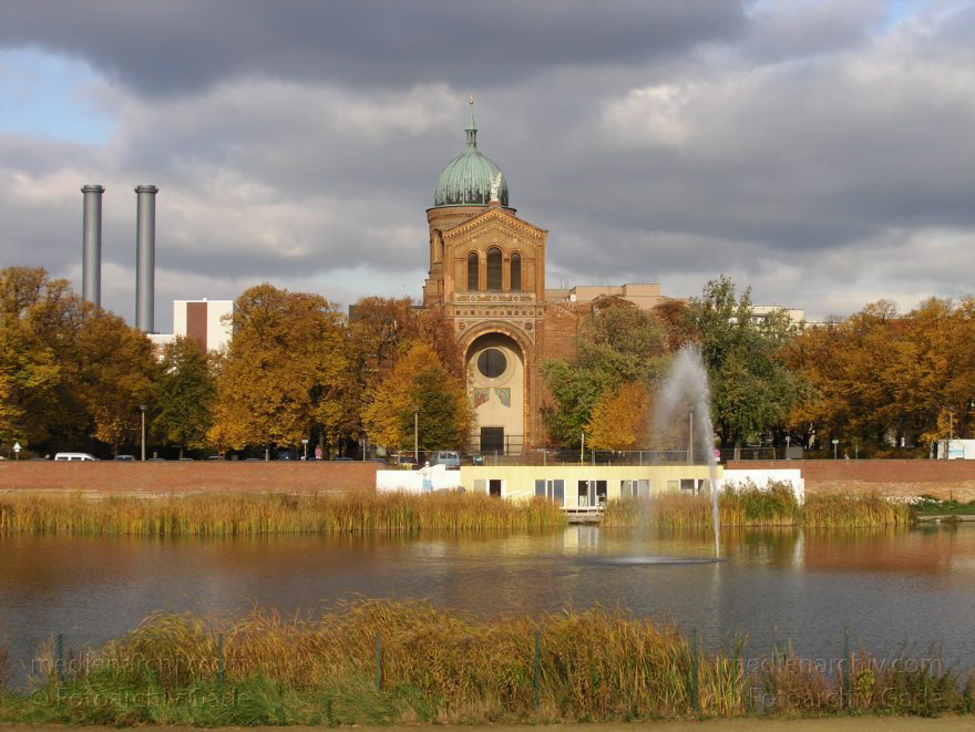 Berlin. Grünanlage. Herbstliches Laub Engelbecken. Sankt-Michael-Kirche
27. 10. 2004. Berlin. Mitte. Grünanlage. Die Blätter leuchten in Herbstfarben. Engelbecken. Sankt-Michael-Kirche
Schlüsselwörter: Berlin;Deutschland;Engelbecken;Germany;Herbst;Mitte;Park;2004;Sankt-Michael-Kirche