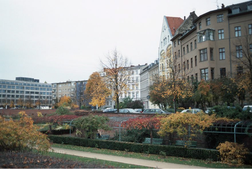 Berlin. Parkanlage auf ehemaliger DDR Grenze. Berliner Mauer.
November 2004. Berlin. Mitte. Parkanlage auf ehemaligen Grenzstreifen zwischen Ostberlin und Westberlin. Die Häuser rechts im Hintergrund gehören zum Bezirk Kreuzberg.
Schlüsselwörter: Berlin;Deutschland;Engelbecken;Germany;Kreuzberg;Mitte;2004;Park
