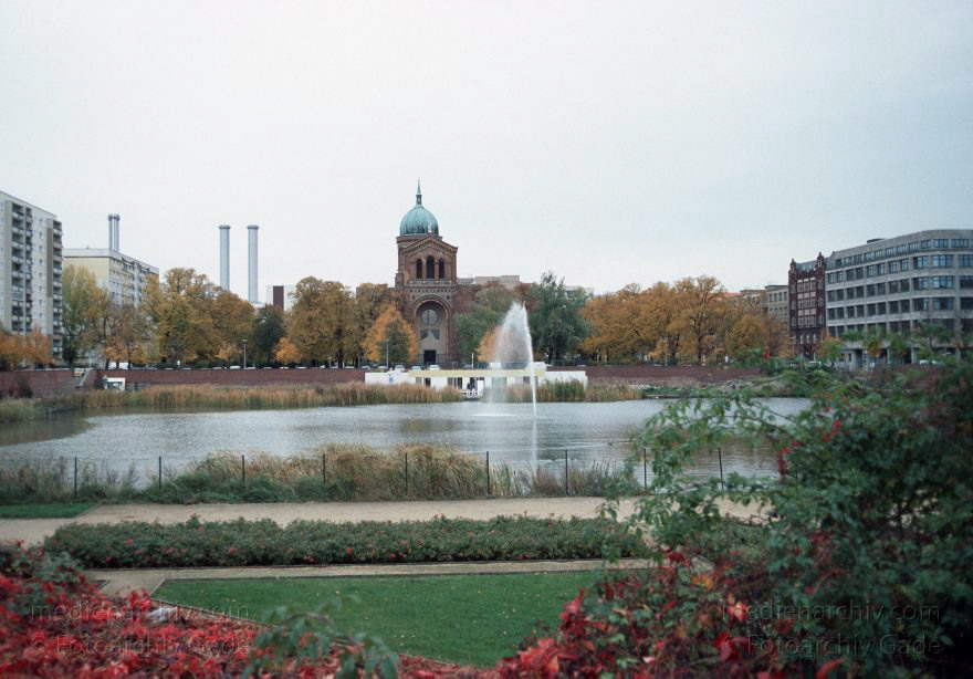 Berlin. Parkanlage auf ehemaliger DDR Grenze. Berliner Mauer.
November 2004. Berlin. Mitte. Parkanlage auf ehemaligen Grenzstreifen zwischen Ostberlin und Westberlin. Brunnen vor dem Michaelkirchplatz. Michaelkirche
Schlüsselwörter: Berlin;Brunnen;Deutschland;Engelbecken;Germany;Kirche;Kreuzberg;Michaelkirchplatz;Mitte;2004;Park