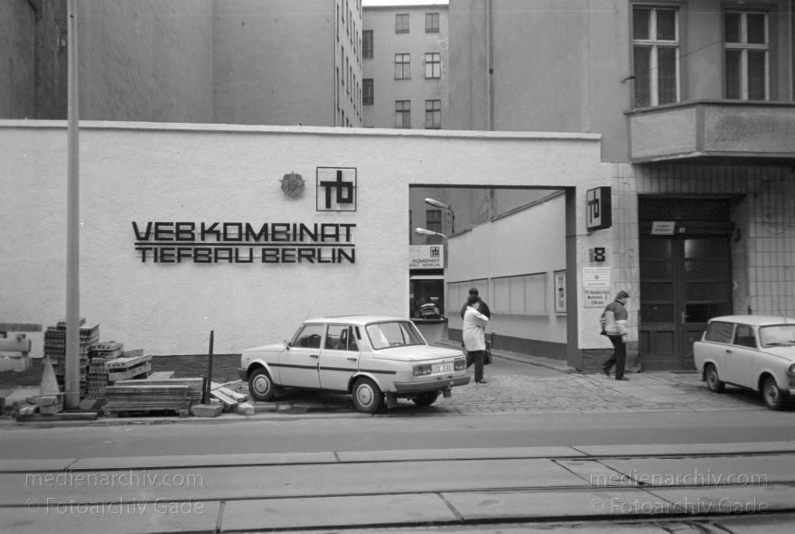 Berlin. Friedrichstraße. OstBerlin. DDR. VEB Kombinat TiefbauBerlin.
13. 2. 1990. Berlin. Mitte. Friedrichstraße. Ostberlin. Ost-Berlin. DDR. VEB Kombinat Tiefbau Berlin
Schlüsselwörter: Berlin;DDR;Deutschland;Friedrichstraße;GDR;German Democratic Republic;Germany;Mitte;Ost-Berlin;Ostberlin;1990;VEB Kombinat