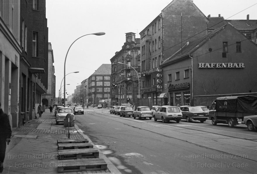 Berlin. Friedrichstraße. OstBerlin. DDR. Hafenbar
13. 2. 1990. Berlin. Mitte. Friedrichstraße. Ostberlin. Ost-Berlin. DDR. Hafenbar
Schlüsselwörter: Berlin;DDR;Deutschland;Friedrichstraße;GDR;German Democratic Republic;Germany;Hafenbar;Mitte;Ost-Berlin;1990;Ostberlin