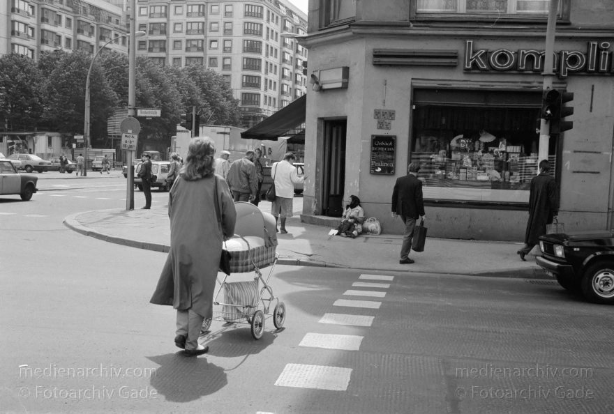 Berlin. An der Friedrichstraße. DDR. OstBerlin.
30. Mai. 1990. Berlin. Mitte. An der Friedrichstraße. DDR. Ostberlin
Schlüsselwörter: Berlin;DDR;Deutschland;Friedrichstraße;GDR;German Democratic Republic;Germany;Mitte;1990;Ostberlin