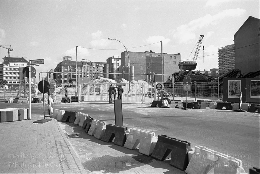 Berlin. Friedrichstraße beim ehemaligen Checkpoint Charly
1995. Berlin. Mitte. Friedrichstraße beim ehemaligen Checkpoint Charly
Schlüsselwörter: Berlin;Deutschland;Friedrichstraße;Germany;1995;Mitte