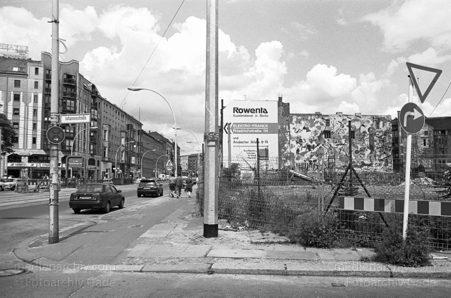 Berlin. Friedrichstraße Johannisstraße Hinterhof des Tacheles
1995. Berlin. Mitte. Friedrichstraße Johannisstraße Hinterhof des Tacheles
Schlüsselwörter: Berlin;Deutschland;Friedrichstraße;Germany;Johannisstraße;1995;Mitte