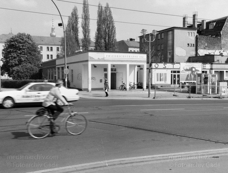 Berlin. Friedrichstraße
5. 6. 1998. Berlin. Mitte. Friedrichstraße
Schlüsselwörter: Berlin;Deutschland;Fahrrad;Friedrichstraße;Germany;Mitte;Panorama;1998;Radfahrer