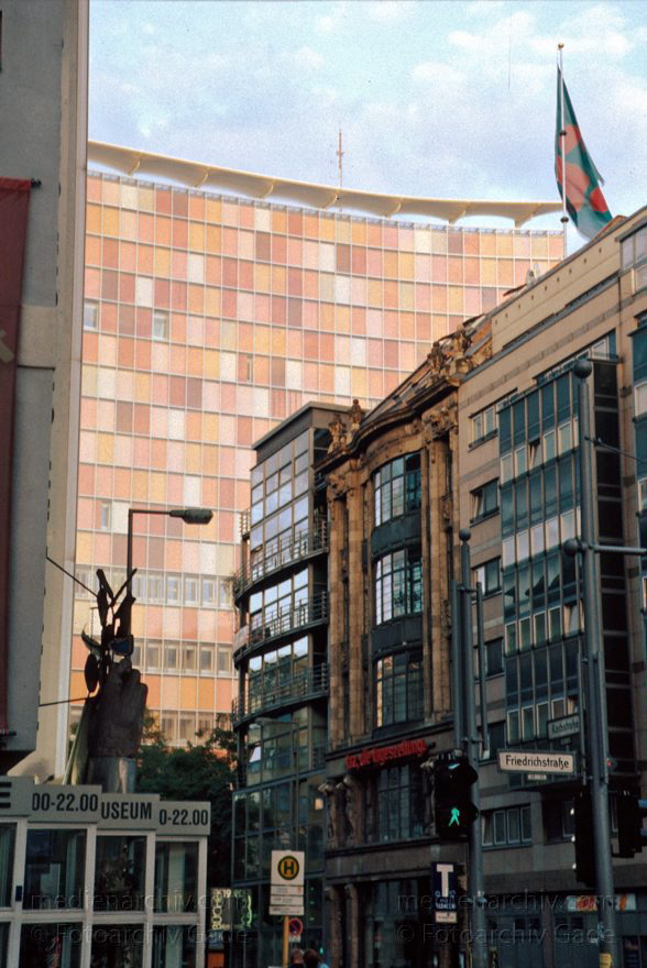 Berlin. Friedrichstraße. Hinten Hochhaus der GSW
Oktober 1999. Berlin. Mitte. Friedrichstraße. Hinten Hochhaus der GSW
Schlüsselwörter: Berlin;Deutschland;Friedrichstraße;Germany;1999;Mitte