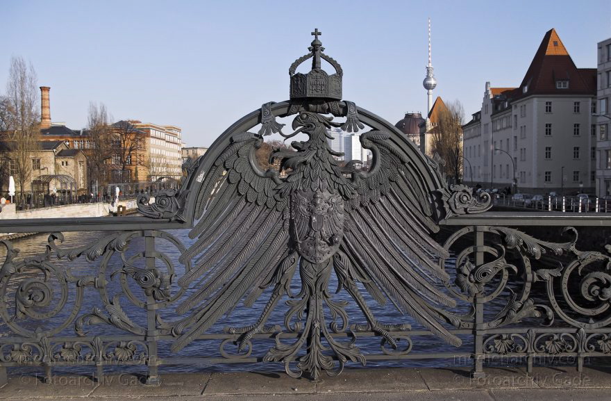 Berlin. Adler an einer Brücke. Weidendammbrücke
18. Februar 2007. Berlin. Mitte. Adler an einer Brücke. Weidendammbrücke
Schlüsselwörter: Berlin;Deutschland;Germany;Mitte;2007;Weidendammbrücke