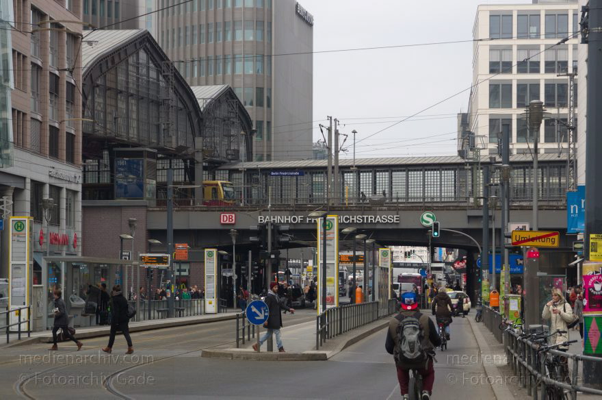 Berlin. Bahnhof Friedrichstraße
9. 4. 2013. Berlin. Mitte. Bahnhof Friedrichstraße
Schlüsselwörter: Bahnhof;Berlin;Deutschland;Friedrichstraße;Germany;2013;Mitte