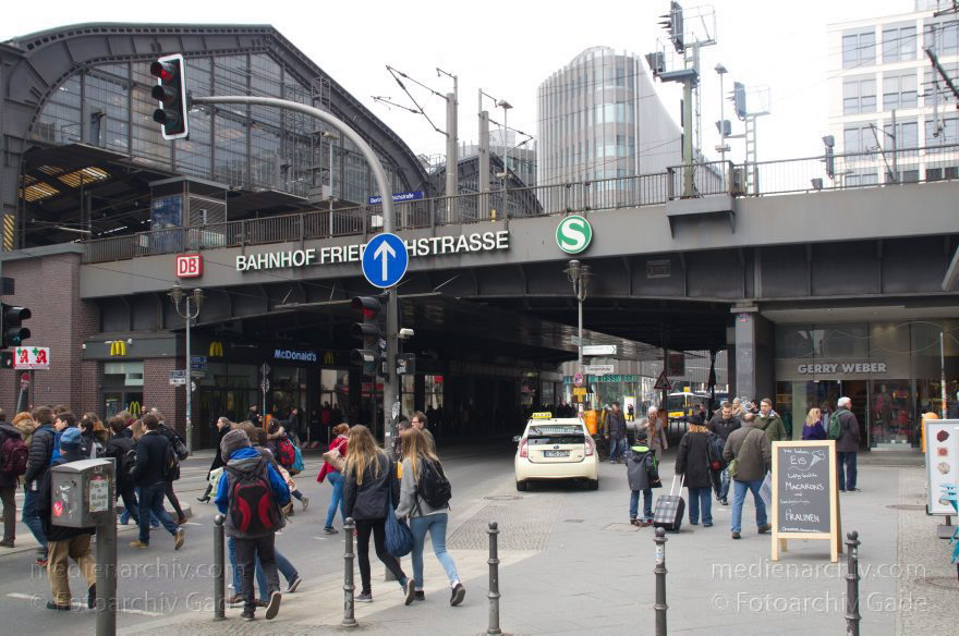 Berlin. Bahnhof Friedrichstraße
9. 4. 2013. Berlin. Mitte. Bahnhof Friedrichstraße
Schlüsselwörter: Bahnhof;Berlin;Deutschland;Friedrichstraße;Germany;2013;Mitte