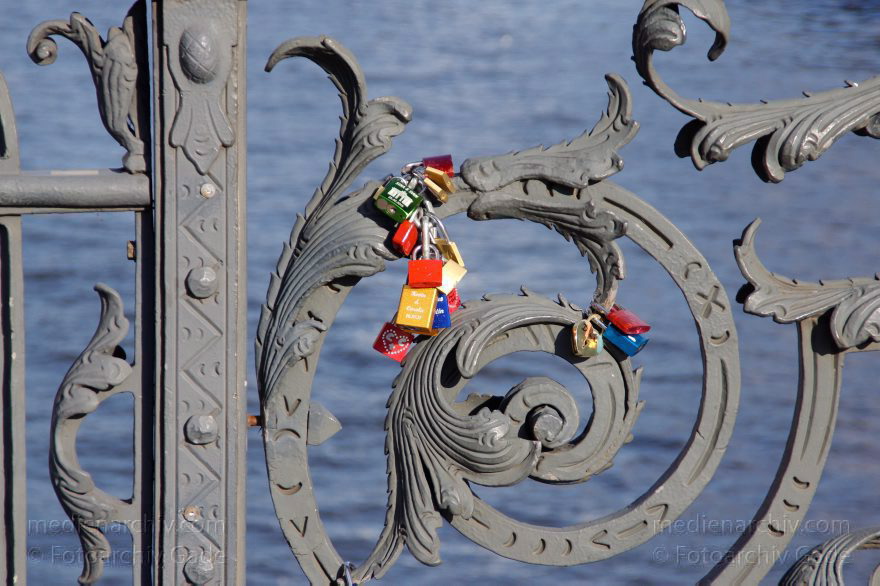 Berlin. Schlösser von Liebespaaren an der Weidendammbrücke
20. 3. 2014. Berlin. Mitte. Weidendammbrücke. Vorhängeschloss mit Liebesschwur
Schlüsselwörter: Berlin;Friedrichstraße;Germany;Liebesschwur;Mitte;Vorhängeschloss;2014;Weidendammbrücke