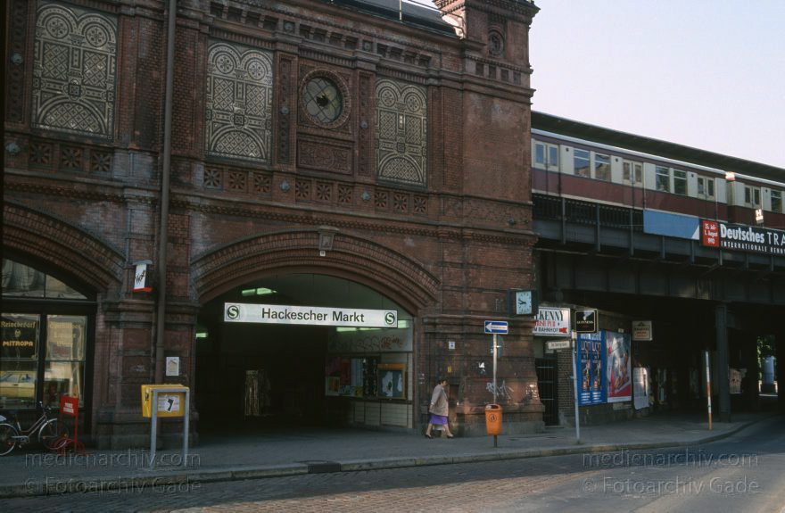 Berlin. Bahnhof Hackeschen Markt. U-Bahn. S-Bahn. BVG
Juli 1993. Berlin. Mitte. Bahnhof Hackeschen Markt. U-Bahn. S-Bahn. BVG
Schlüsselwörter: Bahnhof;Berlin;Deutschland;Germany;Hackescher Markt;Mitte;S-Bahn;Spandauer Vorstadt;1993;U-Bahn