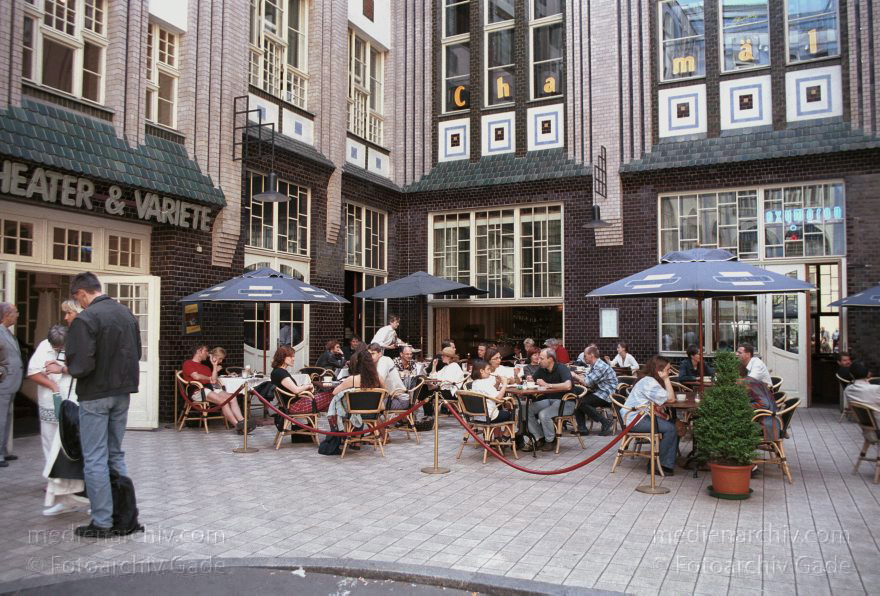 Berlin. Hackesche Höfe
1. Juli 2001. Berlin. Mitte. Hackesche Höfe
Schlüsselwörter: Berlin;Deutschland;Germany;Hackesche Höfe;Hackescher Markt;Mitte;2001;Spandauer Vorstadt