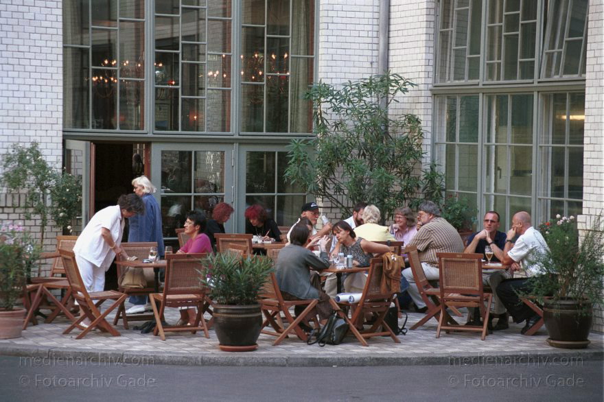 Berlin. Hackesche Höfe
1. Juli 2001. Berlin. Mitte. Hackesche Höfe
Schlüsselwörter: Berlin;Deutschland;Germany;Hackesche Höfe;Hackescher Markt;Mitte;2001;Spandauer Vorstadt