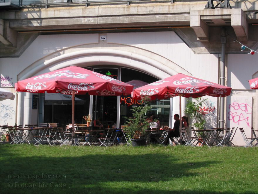 Berlin. Hackescher Markt. Gastonomie. Cafés
18. August 2002. Berlin. Mitte. Scheunenviertel. Hackescher Markt. Gastonomie. Cafés
Schlüsselwörter: Berlin;Cafés;Deutschland;Gastronomie;Germany;Hackescher Markt;Mitte;Scheunenviertel;2002;Spandauer Vorstadt