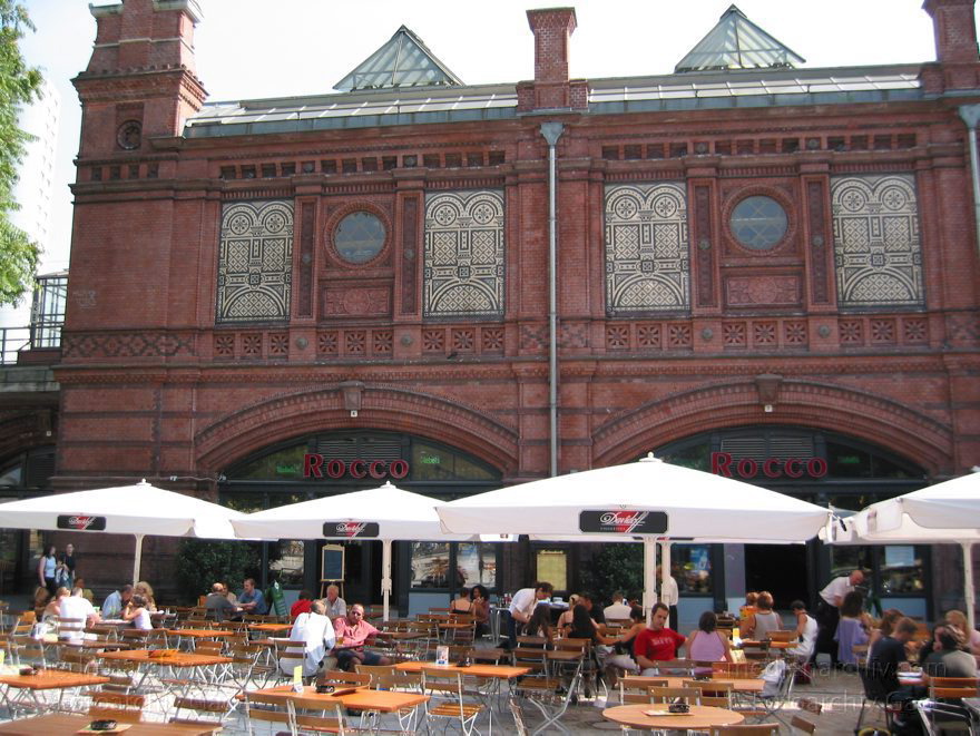 Berlin. Hackescher Markt. Gastonomie. Cafés
18. August 2002. Berlin. Mitte. Scheunenviertel. Hackescher Markt. Gastonomie. Cafés
Schlüsselwörter: Berlin;Cafés;Deutschland;Gastronomie;Germany;Hackescher Markt;Mitte;Scheunenviertel;2002;Spandauer Vorstadt