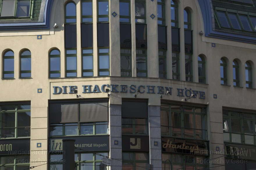 Berlin. Hackesche Höfe. Rosenthalerstraße
6. 3. 2012. Berlin. Mitte. Hackesche Höfe. Rosenthaler Straße
Schlüsselwörter: Berlin;Deutschland;Germany;Hackesche Höfe;Hackescher Markt;Mitte;2012;Spandauer Vorstadt