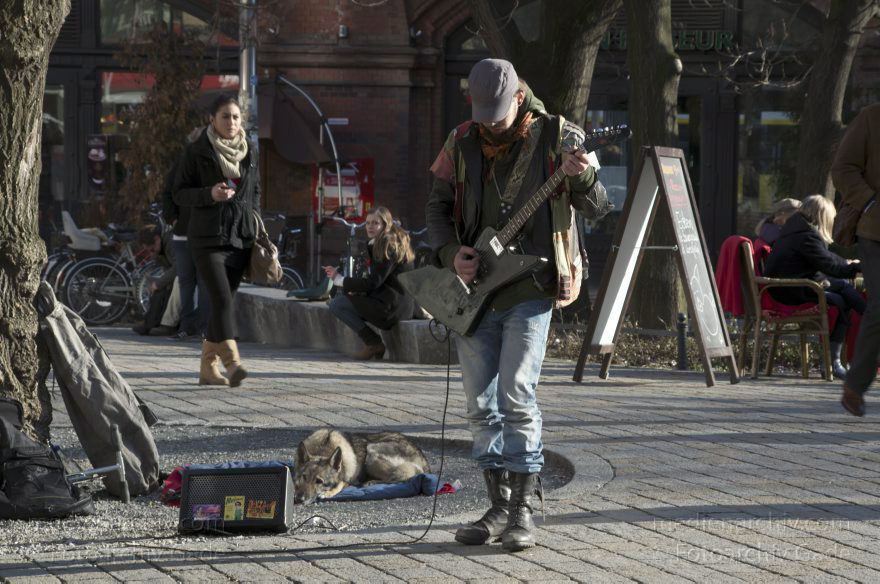Berlin. Musiker am Hackescher Markt
6. 3. 2012. Berlin. Mitte. Musiker am Hackescher Markt
Schlüsselwörter: Berlin;Deutschland;Germany;Hackescher Markt;Mitte;Musiker;2012;Spandauer Vorstadt