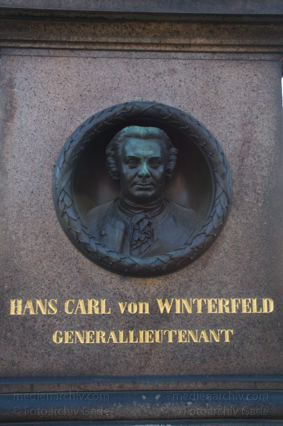 Berlin. Invalidenfriedhof
25. 2. 2014. Berlin. Mitte. Invalidenfriedhof. Hans Carl von Winterfeld
Schlüsselwörter: Berlin;Grab;Invalidenfriedhof;Mitte;2014;von Winterfeld, Hans Carl