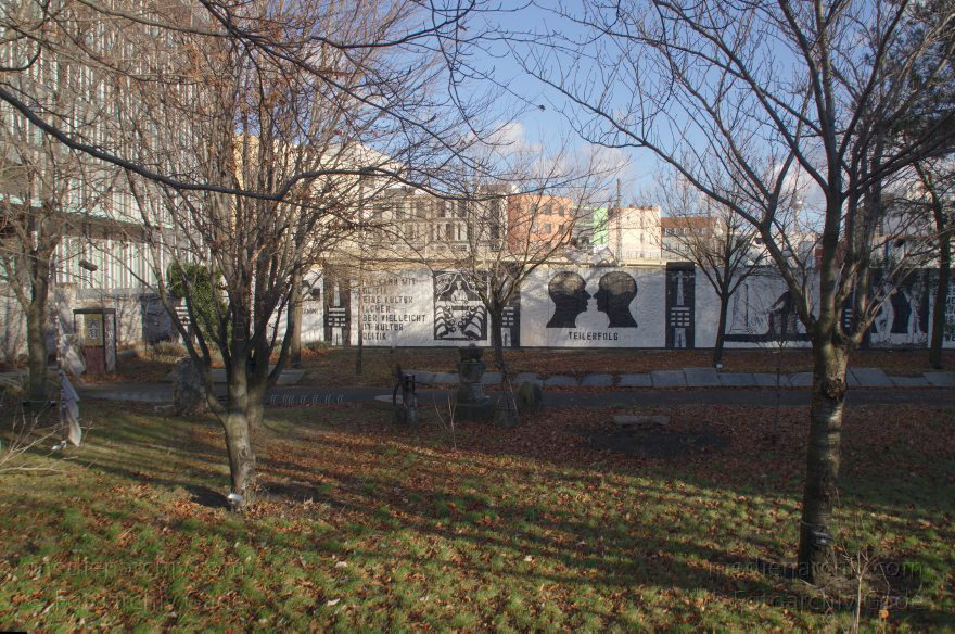 Berlin. Parlament der Bäume von Ben Wagin
30. 12. 2012. Berlin. Mitte. Regierungsviertel. Parlament der Bäume von Ben Wagin
Schlüsselwörter: Berlin;Deutschland;Germany;Mitte;Parlament derBäume;2012;Regierungsviertel Berlin. Parlament der Bäume von Ben Wagin
30. 12. 2012. Berlin. Mitte. Regierungsviertel. Parlament der Bäume von Ben Wagin
Schlüsselwörter: Berlin;Deutschland;Germany;Mitte;Parlament derBäume;2012;Regierungsviertel