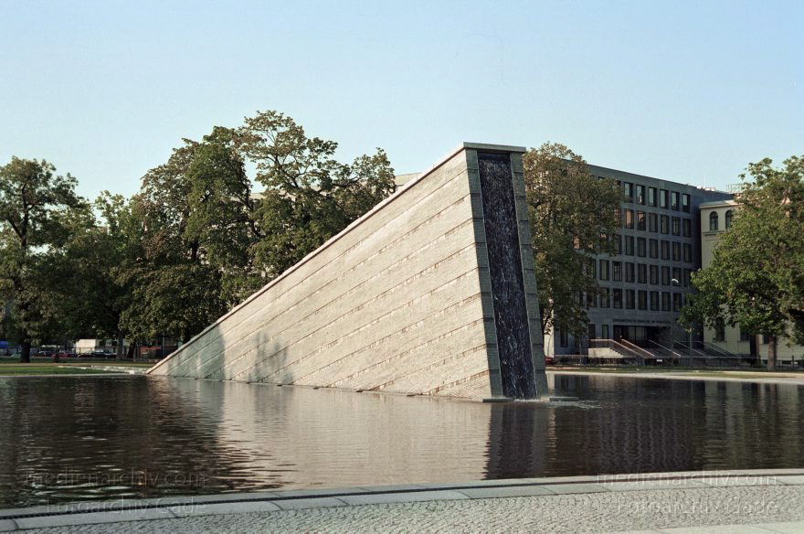 Berlin. Park am Platz vor dem Neuen Tor.
13. August 2000. Berlin. Mitte. Park am Platz vor dem Neuen Tor.
Schlüsselwörter: Berlin;Deutschland;Germany;Mitte;2000;Platz vor dem Neuen Tor