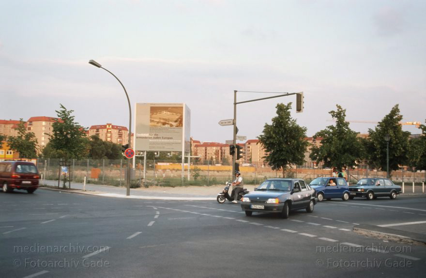 Berlin. Am Bauplatz des Mahnmal für die ermordeten Juden Europas
Juni 2000. Berlin. Mitte. Am Bauplatz des Mahnmal für die ermordeten Juden Europas
Schlüsselwörter: Berlin;Deutschland;Germany;Holocaust Memorial;Mahnmal;2005;Mitte